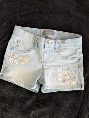 Berkley Jensen Girls Light Wash Embroidered Floral Denim Shorts - Size 6